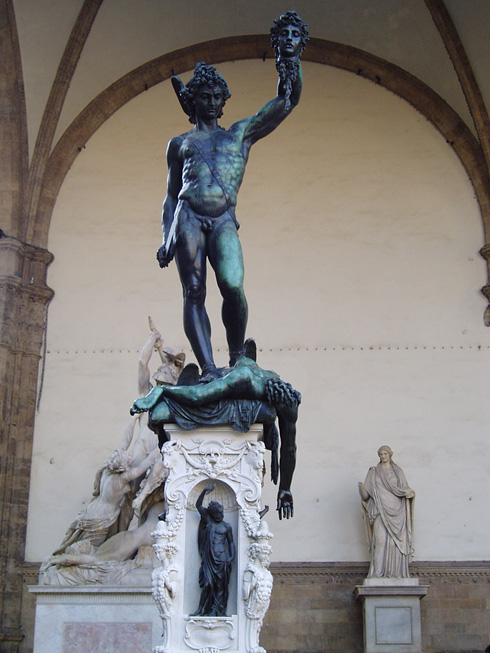 2. Флоренция. Статуя руки Микеланджело. Что изображает, увы, не помню. Особенно поразили изображения женских бюстов в основании, на которых по 12 грудей.