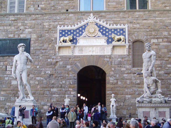 5. Флоренция. Знаменитые статуи Давида (слева) и Геракла (справа) у входа в палаццо Веккио. Производят ошеломляющее впечатление детальнейше вылепленными фигурами. И как это можно было вытесать из куска камня? Не представляю. Эти статуи заказали у Микеланджело тогдашние правители Флоренции в назидание врагам