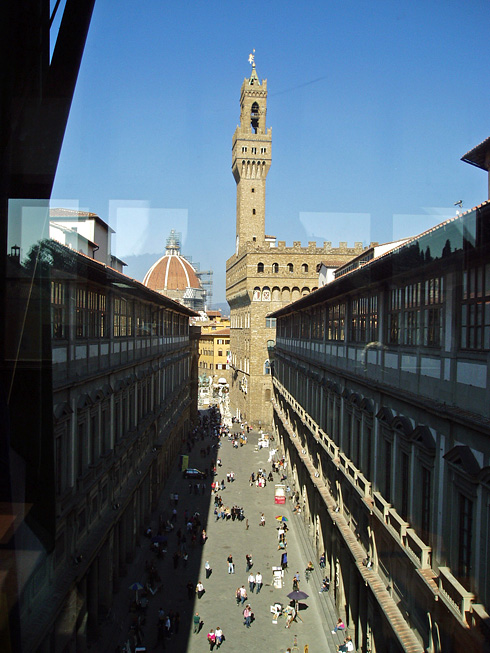 9. Флоренция. Вид из галереи Уффици на главную площадь Флоренции.