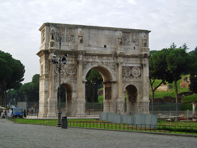 14. Рим. Небольшая триумфальная арка рядом с Колизеем
