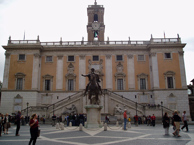 26. Рим. Какое-то важное здание со статуями руки (резца) Микеланджело