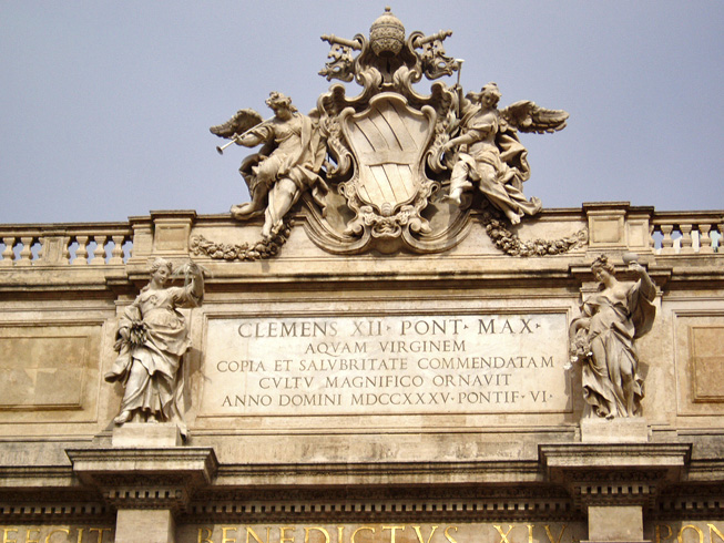 29. Рим. Верхушка триумфальной арки, возвышающейся над фонтаном Треви