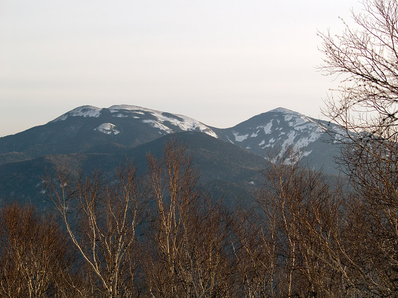 За нами возвышаются горы Лысая и Белая. По высоте их вершин (1560 м) видно, что еще так высоко подниматься!