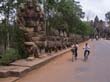 10. Попасть внутрь можно Ангкор Тхом по мосту, перила которого выполнены в виде 9-голового змея нага. 