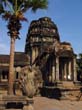14. На пике развития, в 10-12 веках, Ангкор был могущественным государством, и владел рядом малайских княжеств, монскими территориями на Бенгальском заливе, большой частью современного Лаоса. Тьямпа была захвачена и превращена в провинцию Ангкора. Велись упорные войны с Вьетнамом. Влияние империи ощущалось даже в бирманском государстве Паган.